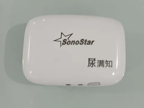 B1测尿器白色圆角机身正面实拍,SonoStar标识与尿满知字样及底部按键