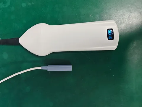 6F主机俯拍，电量屏亮起，线缆末端指套小探头
