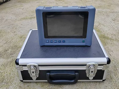 V6全数字B型超声诊断仪装箱实拍，仪器放置于铺有防震棉的铝制航空箱上