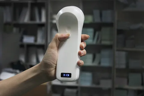 BProbe-2四维扫描无线探头式膀胱容量测定仪手持实拍,手握白色探头体与电量指示