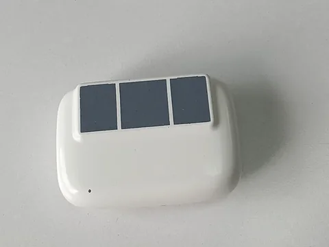 B1测尿器白色圆角机身背面实拍,三块深色感应电极片与指示灯