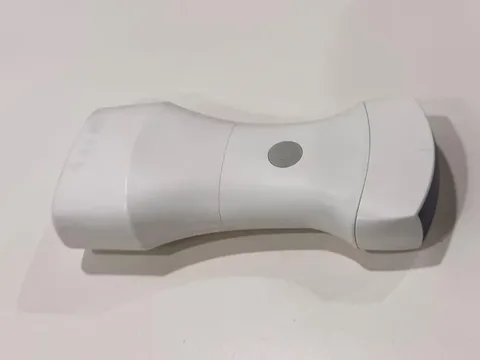 9C机身俯拍特写,白色沙漏形壳体与灰色电源按键