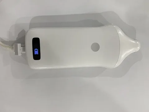 VProbe-5Q兽用微凸掌超充电实拍,机身接入USB数据线并显示电量图标