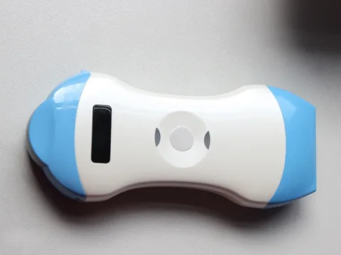 5ML机身正面俯拍特写，浅蓝壳体配电量显示屏