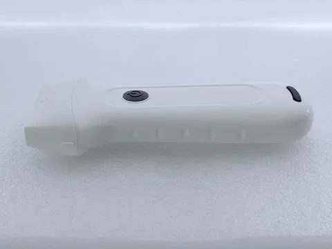 7L机身侧视特写,电源按键与防滑纹路