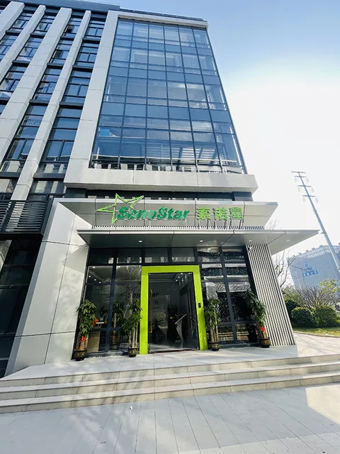 中交智造园 7 号楼门头与楼体外观,一楼入口处有公司标识