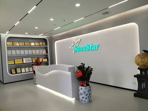 一楼前台与资质展示区,右侧为证书与产品陈列架