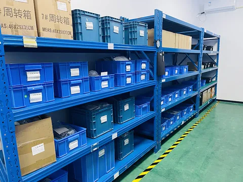 来料与物料区,元器件与结构件按型号分格存放在货架上