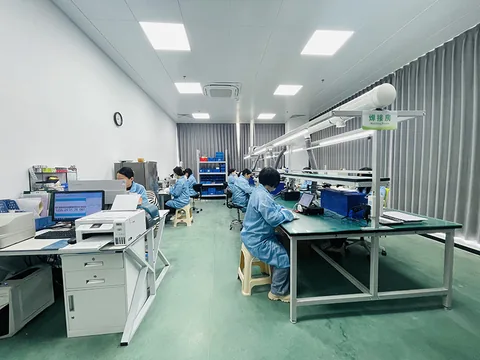 焊接与装配区,作业人员在焊接工位上前作业