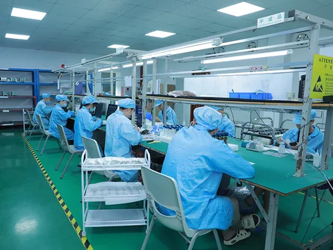 洁净车间全景,作业人员穿洁净服在装配工位上作业