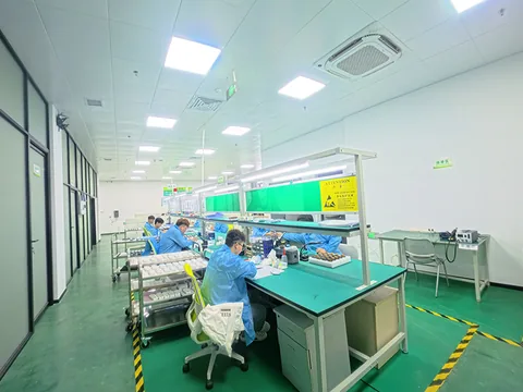 售后维修区现场,作业人员在维修工位上检测设备