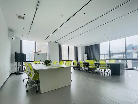 公司会议室,用于技术培训与远程问题沟通